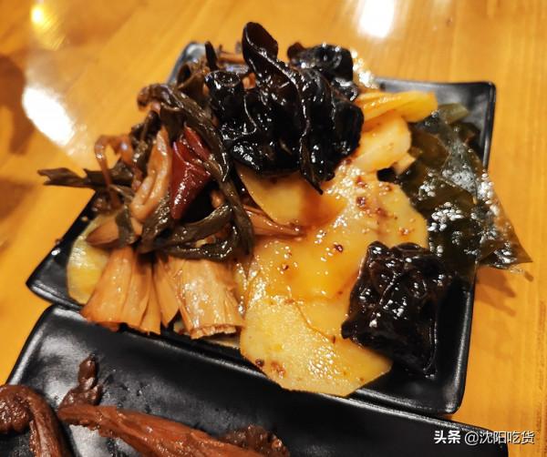 在米線店被鴨子圈粉了,鴨血粉絲和麻辣鴨貨都比米線有特色的 在米線店被鴨子圈粉了,鴨血粉絲和麻辣鴨貨都比米線有特色的