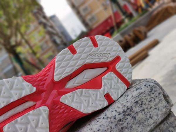 咕咚智慧跑鞋21K馭風體驗 緩震媲美亞瑟士 軟彈媲美李寧䨻