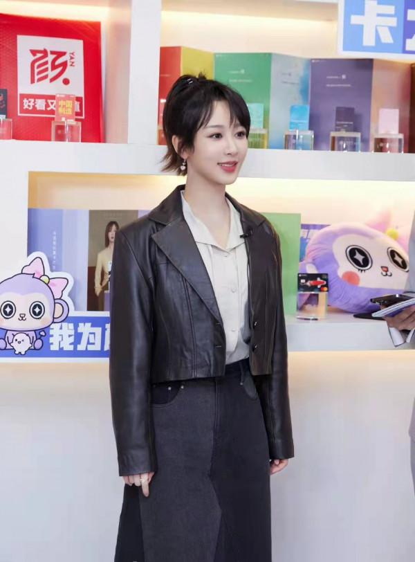 楊紫一改&OpenCurlyDoubleQuote;甜美風&rdquo;穿搭，大膽嘗試短款皮衣秀個性，看著時髦高階