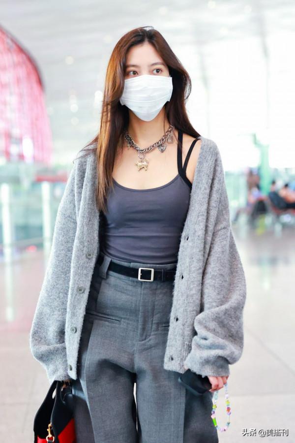 CC宋妍霏衣品翻車!針織衫西褲太肥了,169身高看起來卻又胖又矮 CC宋妍霏衣品翻車!針織衫西褲太肥了,169身高看起來卻又胖又矮