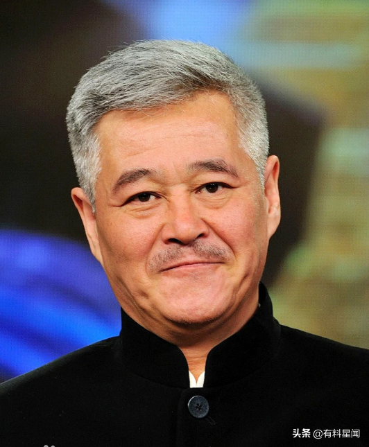 於月仙遺作《鄉愛14》花絮：64歲趙本山喝酒逗狗，滿頭白髮氣色好