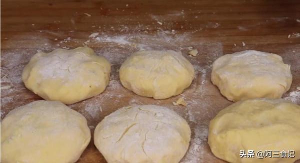 2個土豆，1碗玉米麵，教你好吃做法，出鍋比吃肉還香，營養又解饞