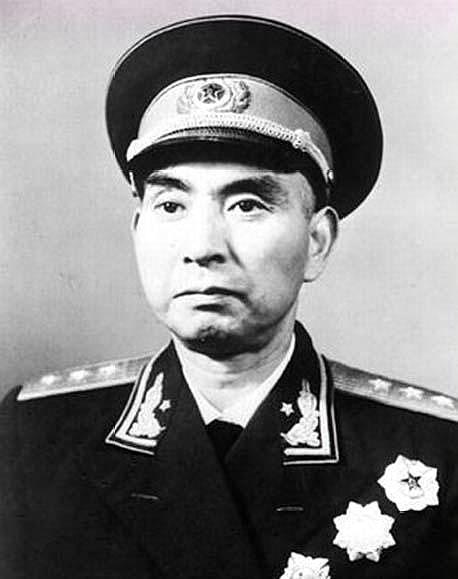 敵警察局長暗殺解放軍司令員，正要動手時，發現對方是自己的弟弟