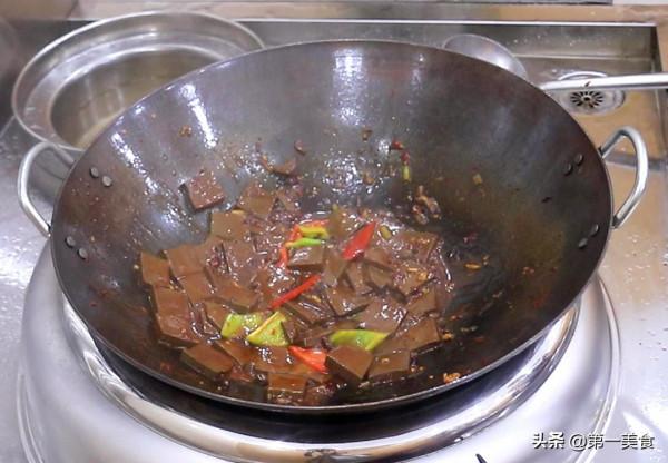 鴨血想要嫩滑有技巧，廚師長教你做麻辣鴨血，麻辣入味，嫩如豆腐