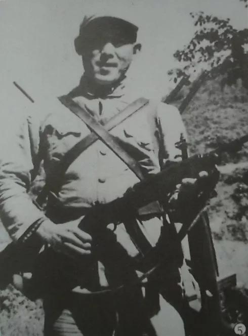 “一級戰鬥英雄”復員回家，卻不知道金日成秦基偉已經找了他33年