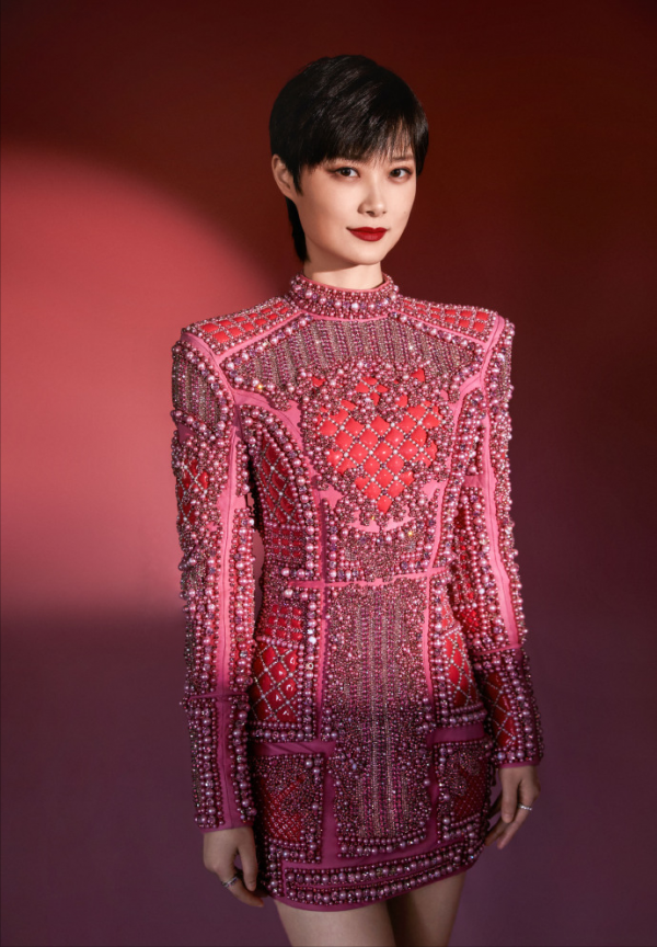 李宇春春晚的11斤戰袍，為何歐洲人要花那麼多精力在手工上？