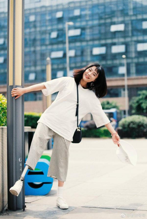 女生戴閃光假肢回應異樣眼光:你不自信,誰能給你陽光? 女生戴閃光假肢回應異樣眼光:你不自信,誰能給你陽光?