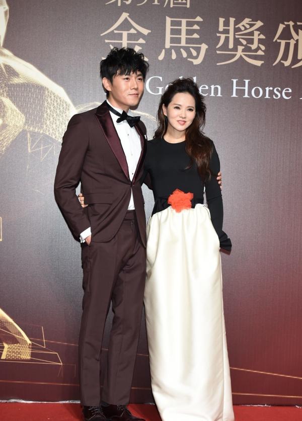 伊能靜攜秦昊同臺秀恩愛,打扮時髦臉卻有點僵硬,看著顯年齡差距 伊能靜攜秦昊同臺秀恩愛,打扮時髦臉卻有點僵硬,看著顯年齡差距