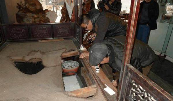 河南發現明代龍床,持有者自稱朱元璋後代,族人隱姓埋名幾百年 河南發現明代龍床,持有者自稱朱元璋後代,族人隱姓埋名幾百年