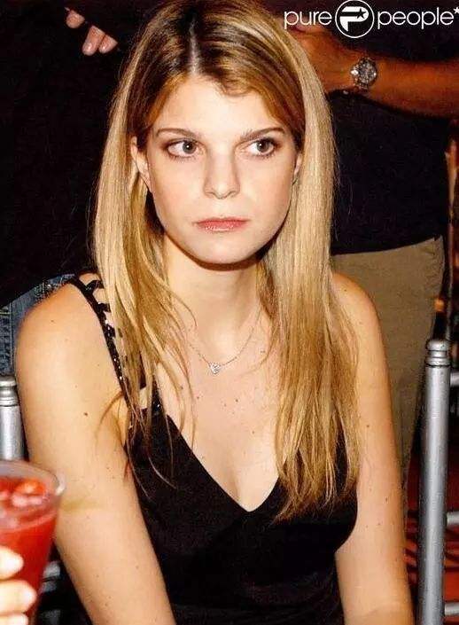 她獨自繼承了船王父親的全部遺產，卻四婚四離，38歲死於自家浴缸