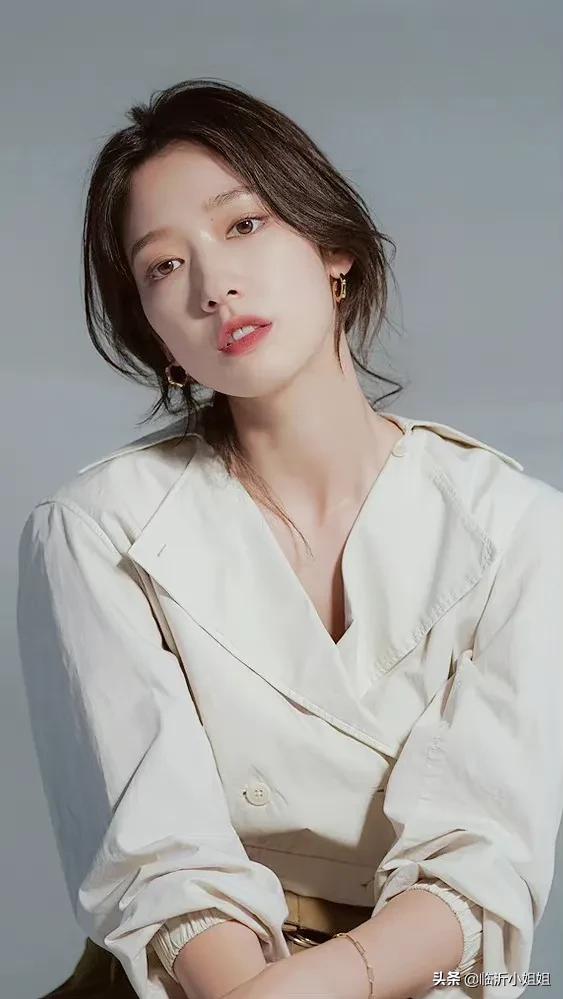 樸信惠，韓國實力派演員，女主專業戶，清新氣質散發女神氣息