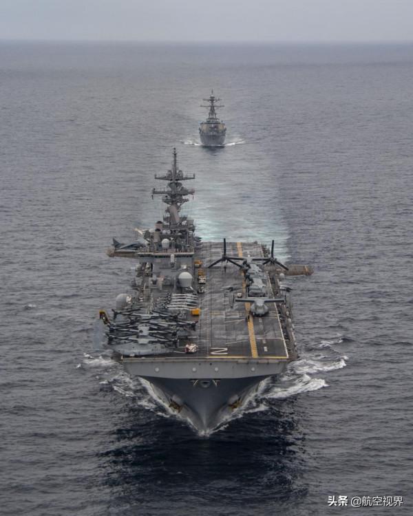 新年伊始暗流湧動，美軍演練新戰法，航母配合兩攻，劍指南海島礁