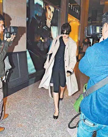 王菲15年前時髦感就贏了LV!穿拖地褲背5塊的蛇皮袋,走出超模範 王菲15年前時髦感就贏了LV!穿拖地褲背5塊的蛇皮袋,走出超模範