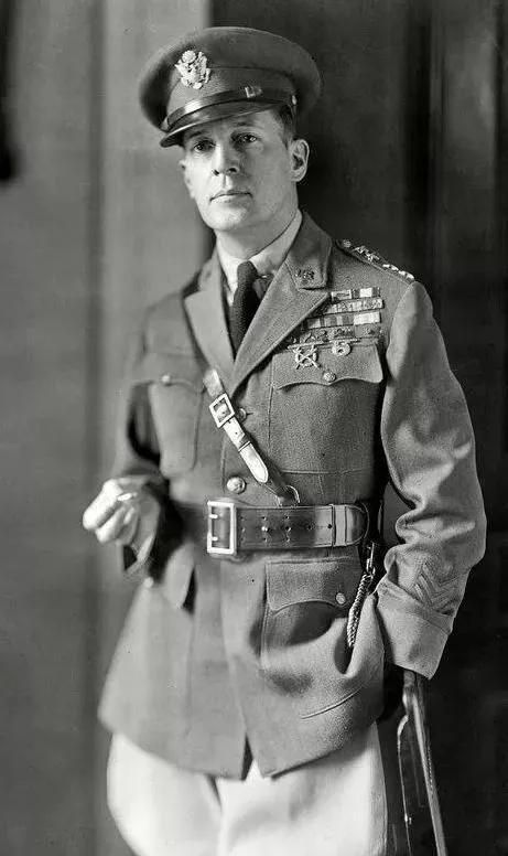 出身即將軍,麥克阿瑟的一生早已被其父安排的明明白白 出身即將軍,麥克阿瑟的一生早已被其父安排的明明白白