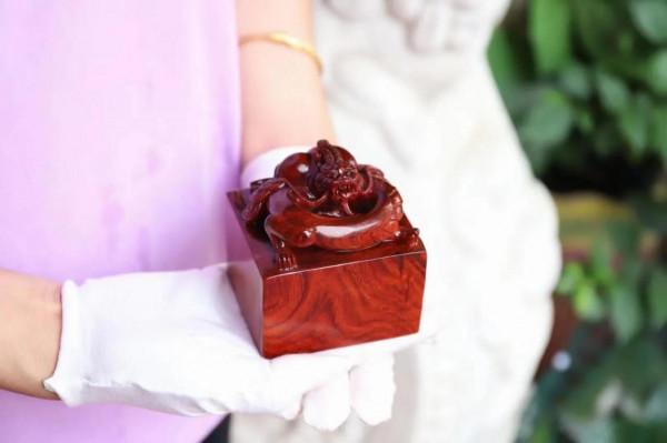 這難道就是翻天印？好漂亮的紫檀印章《盤龍》