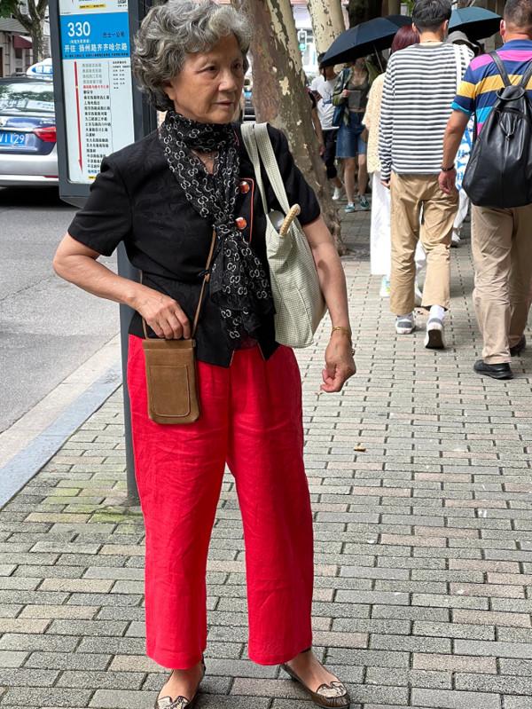 穿對了就很美！上海平均65歲的大媽，打扮優雅時尚，比年輕人講究