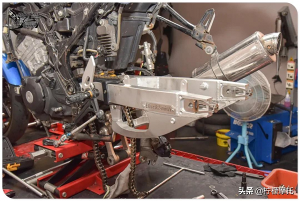 鈴木小鋼炮GSX-R150改後搖臂很簡單？