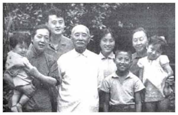 葉聖陶和胡墨林：姐弟戀到夫妻情深，妻子去世後，他獨身度日30年