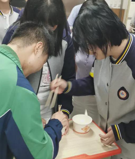 中英燈謎、九大遊戲、牛人獎券…成外中加師生DIY歡度中秋佳節