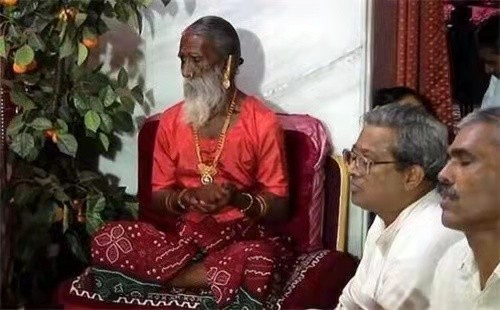 引印度軍方介入調查的苦行僧:自13歲不吃不喝持續77年,如何做到 引印度軍方介入調查的苦行僧:自13歲不吃不喝持續77年,如何做到