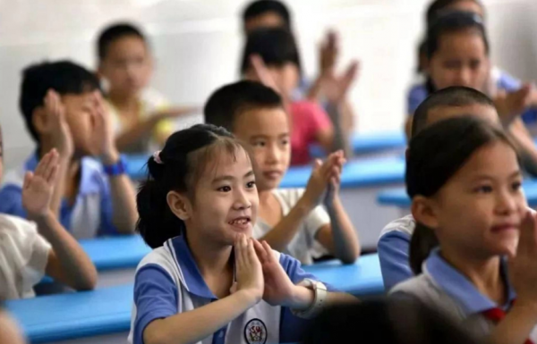 教育部嚴查&OpenCurlyDoubleQuote;寒假補課&rdquo;，兩名違規教師被抓現行，處理方式惹爭議