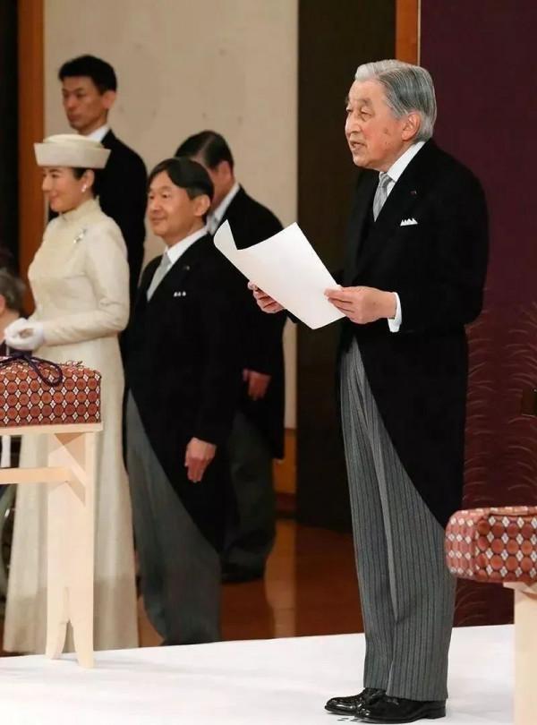 訪華、娶平民皇后、拒拜靖國神社，日本上皇傳奇的一生