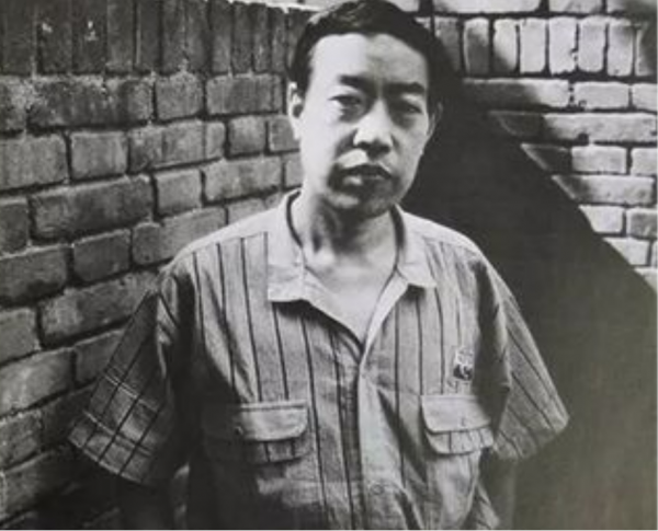 文學作家賈平凹當年娶妻時，母親要求不瞎就行，其中心酸無人體會