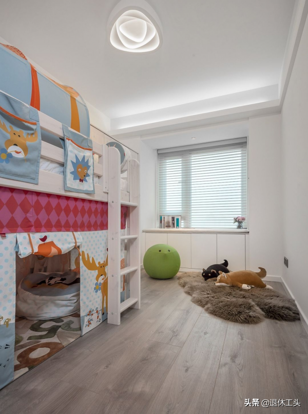 崇尚自由的業主，運用白灰色裝飾，創造精緻的生活空間