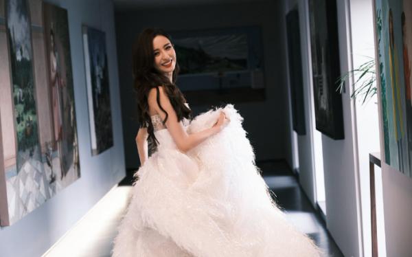 佟麗婭現身北影節,被贊是全場最亮眼女星,生圖碾壓Angelababy 佟麗婭現身北影節,被贊是全場最亮眼女星,生圖碾壓Angelababy