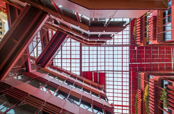 花3億在岩石中&quot;鑿&quot;出一個酒店，表面普通，內部卻大有乾坤