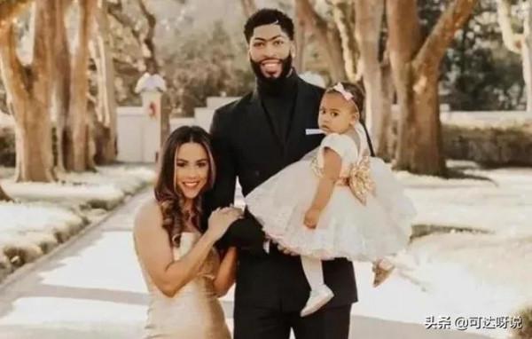 輸球不輸好心情！濃眉哥與絕美妻子約會，妻子非常開心