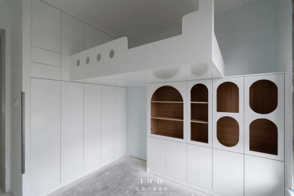 小戶型的裝修模板：木板電視牆向上延伸，再多做一層“有效”臥室