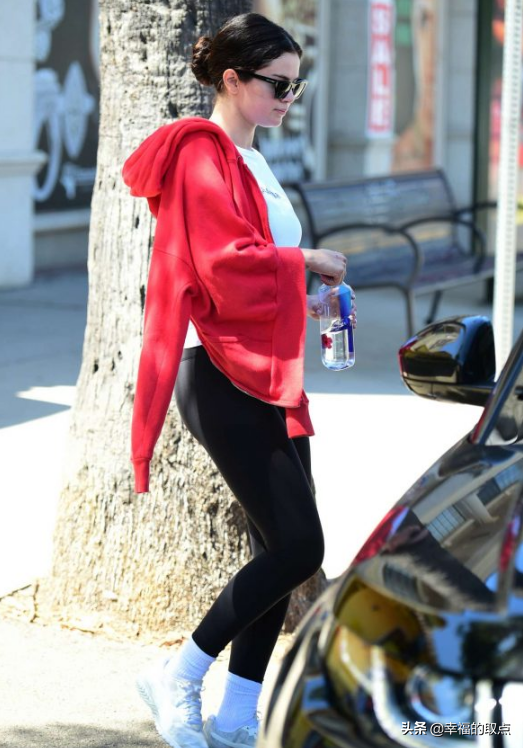 離開健身房的賽琳娜，白T搭配黑色瑜伽褲，少女感十足