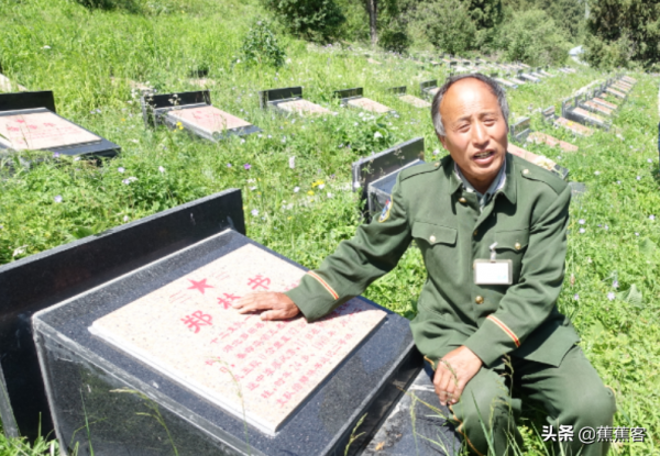 天山老兵陳俊貴:吃掉戰友的救命饅頭,他因愧疚攜妻兒守墓24年 天山老兵陳俊貴:吃掉戰友的救命饅頭,他因愧疚攜妻兒守墓24年