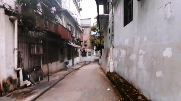 在武漢鬧市攀登一條山路，地勢崎嶇樹林茂盛，斑駁舊民房塵封時光