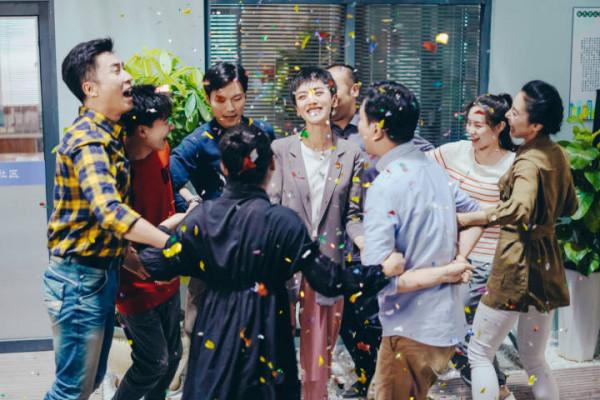 《春天裡的人們》首播,凌瀟肅李曉峰主演,熱熱鬧鬧,真實感略差 《春天裡的人們》首播,凌瀟肅李曉峰主演,熱熱鬧鬧,真實感略差