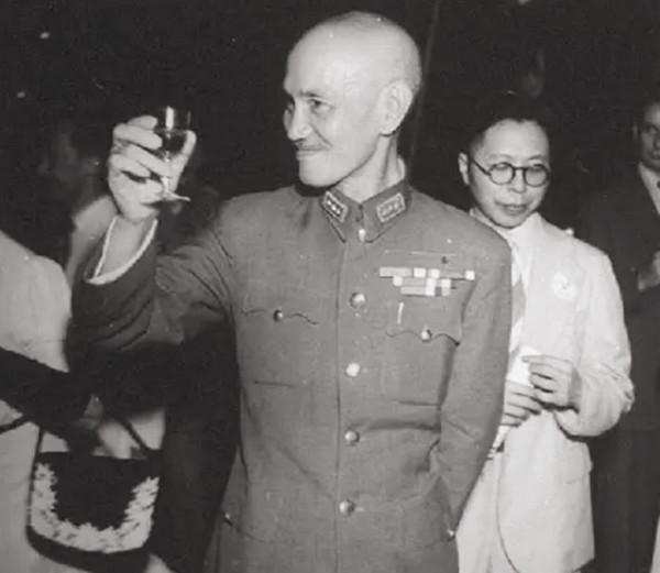 國民黨軍隊的軍餉情況:軍長,師長,團長分別能領多少大洋? 國民黨軍隊的軍餉情況:軍長,師長,團長分別能領多少大洋?