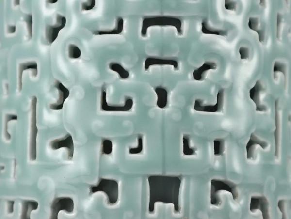 清-乾隆單色釉鏤空龍紋香薰爐規格：高18.4cm 寬11cm