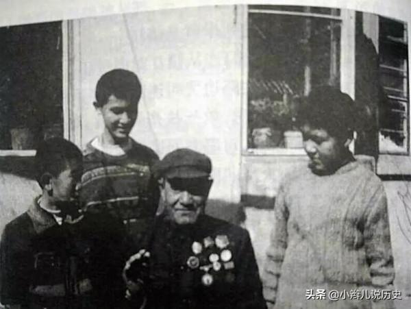 1947年他揹著戰友跳崖自盡，30年後死而復生，晚年被國家主席接見