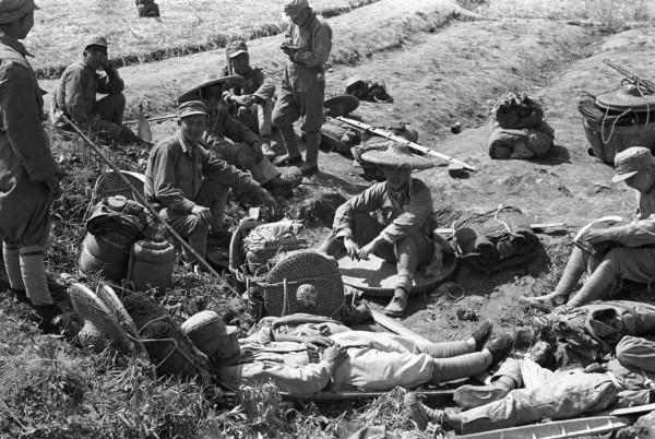 美國教官和遠征軍營長比試槍法，結果把手槍輸給了營長