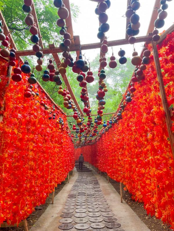 從前有座山，叫虎山；山裡有條溝，叫金葫蘆溝：溝旁有個洞叫？