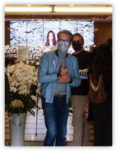 悲痛！包小柏送別愛女，親手為其佈置靈堂，滿頭白髮難掩滄桑