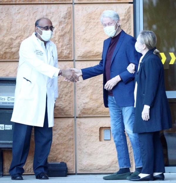 74歲希拉里高調亮相！深藍印花大衣驚豔，撇下在家養病的克林頓？