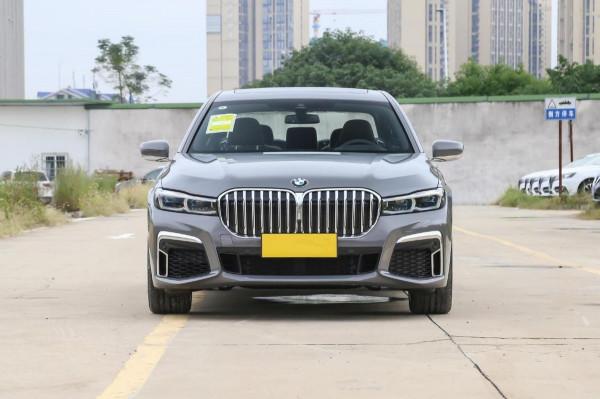 真正的旗艦D級車，軸距超3米2，動力強勁又豪華，實拍寶馬7系