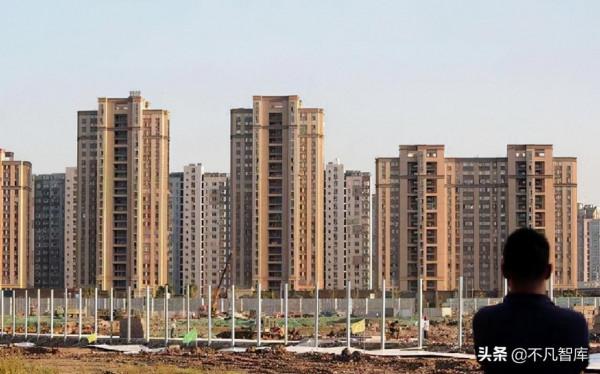 100萬買房和存銀行去租房，30年後，誰的生活更滋潤？