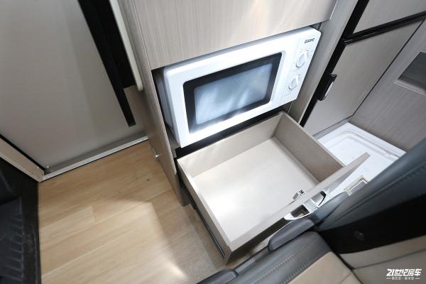 不懼限高！美女初體驗高度只有2米4的宇通福特B型房車