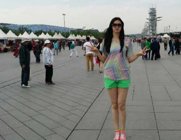 2米女巨人嫁1.8米丈夫，上門作客撞門框，未來婆婆：拆了，換大的