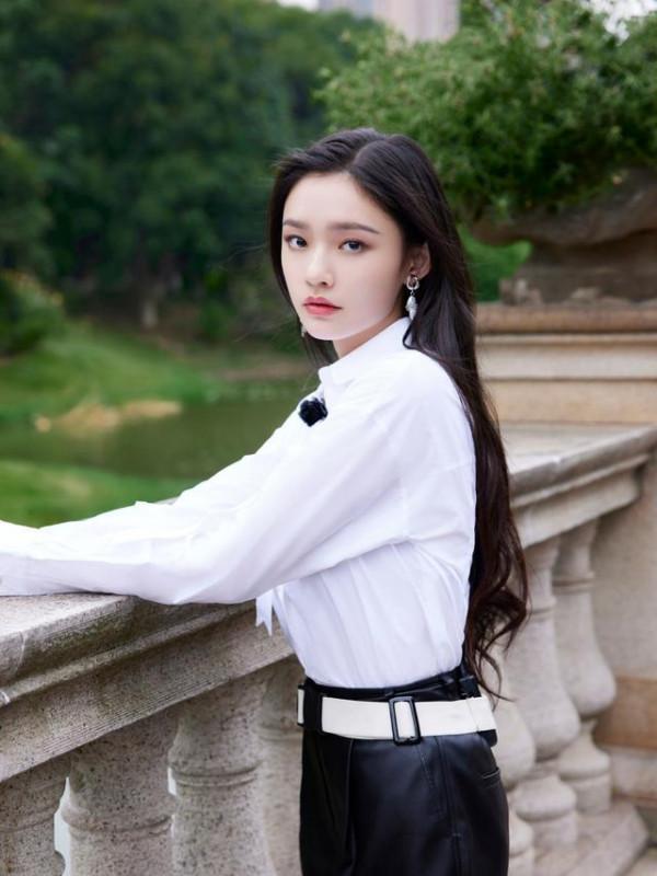 林允穿襯衫配皮褲硬扮成熟,但初戀臉太顯嫩,長髮及腰讓人羨慕 林允穿襯衫配皮褲硬扮成熟,但初戀臉太顯嫩,長髮及腰讓人羨慕