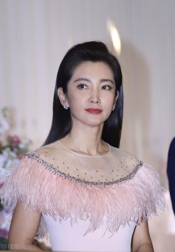 才貌品俱佳的胡歌唯一承認的女友，已經陪伴我們走過了22年