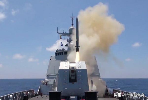 055遇上“瓦良格”:兩代“巨獸”誰更強?南昌艦輸在戰鬥部太小 055遇上“瓦良格”:兩代“巨獸”誰更強?南昌艦輸在戰鬥部太小